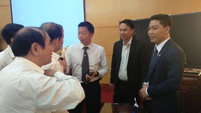 Anh Nguyễn Tuấn Linh (ngoài cùng bên phải) trao đổi với lãnh đạo tỉnh Bắc Cạn tại hội nghị phát triển du lịch địa phương.