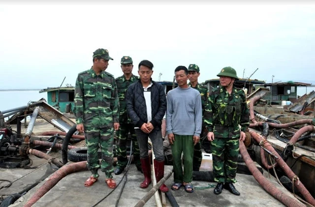 Các đối tượng cùng tang vật bị lực lượng Biên phòng Quảng Ninh bắt giữ.