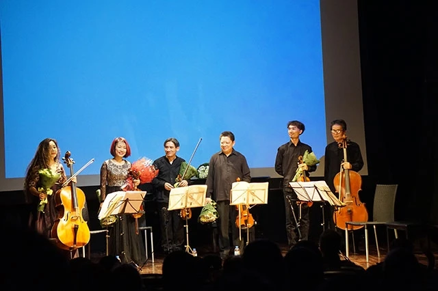 Nghệ sĩ Nguyễn Hữu Nguyên cùng các đồng nghiệp Việt Nam trong đêm diễn tại Hà Nội.