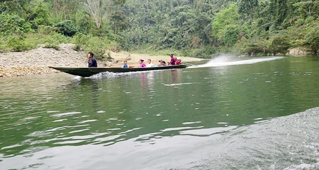 Du khách đi thuyền trên sông Giăng.
