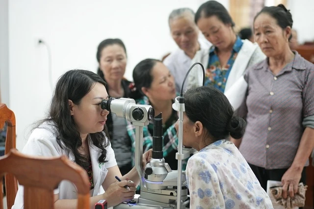 Bác sĩ khám cho người dân tại Kim Sơn, Ninh Bình.