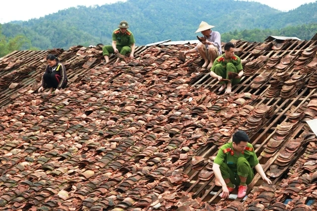 Công an tỉnh Bắc Cạn giúp người dân huyện Pác Nặm khắc phục hậu quả mưa đá.