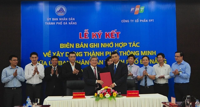 Theo nội dung ký kết, FPT sẽ hỗ trợ Đà Nẵng 15 tỷ đồng phát triển thành phố thông minh.