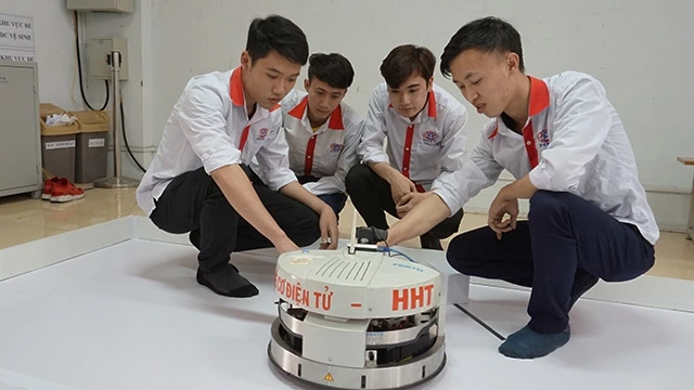 Học sinh trong đội tuyển Robocon Trường CĐ nghề Công nghệ cao Hà Nội.