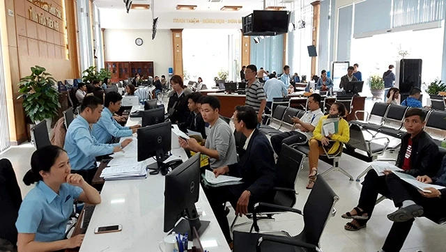Khu vực giao dịch một cửa tại Trung tâm hành chính công tỉnh Thừa Thiên - Huế.