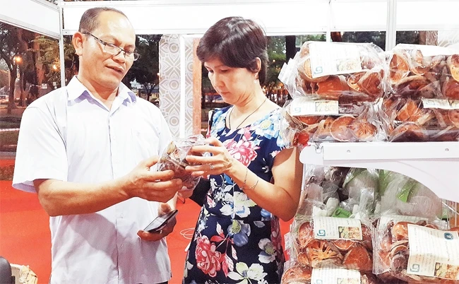 Doanh nghiệp Lào giới thiệu sản phẩm thảo dược của cơ sở sản xuất thuộc tỉnh Sa-vẳn-na-khệt.