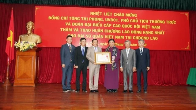 Phó Chủ tịch Thường trực Quốc hội Tòng Thị Phóng tại lễ trao tặng Huân chương Lao động hạng Nhất cho Đại sứ quán Việt Nam tại Lào.