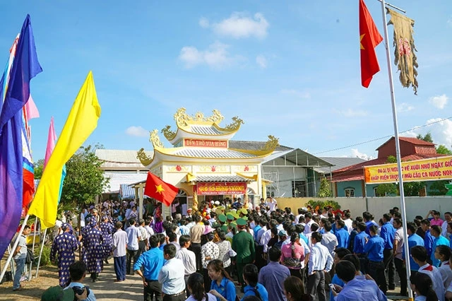 Đông đảo người dân tập trung về lễ Tổ tại Đền thờ Vua Hùng ở huyện Thới Bình, Cà Mau.