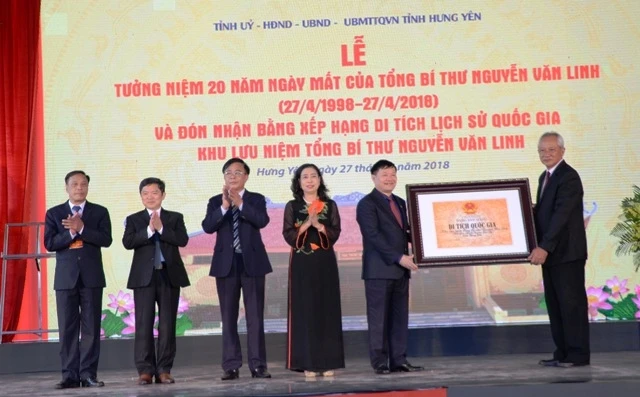 Lãnh đạo tỉnh Hưng Yên đón nhận Bằng xếp hạng Di tích lịch sử quốc gia Khu lưu niệm Tổng Bí thư Nguyễn Văn Linh.