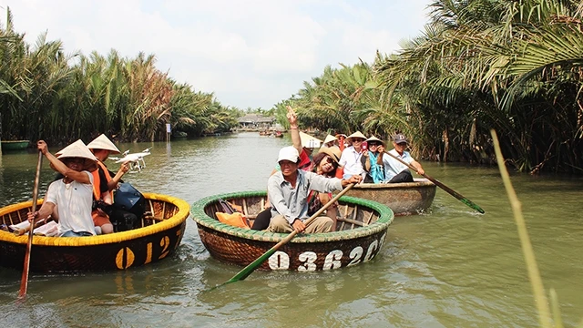 “Đua” thuyền thúng trong rừng dừa