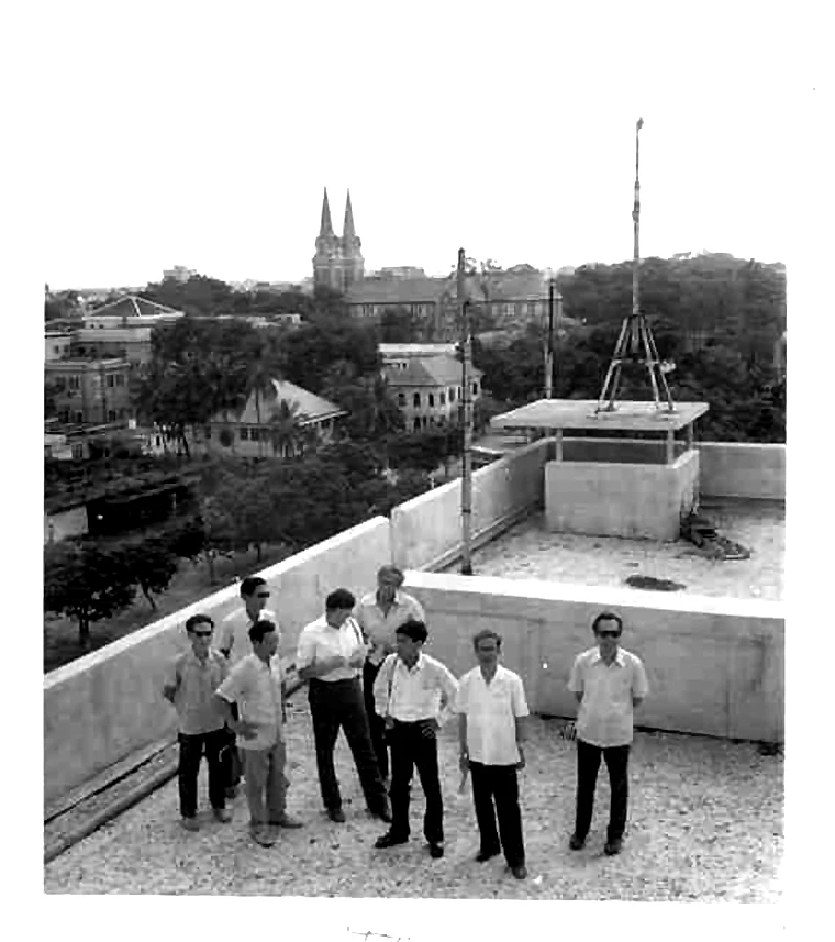 Trên nóc Tòa đại sứ Mỹ ở Sài Gòn (cũ), nơi máy bay trực thăng cất và hạ cánh, tháng 5-1975. Hàng đầu, từ trái sang: Thép Mới (người thứ hai mặc quần sáng), Lê Hưng (thứ tư), Phan Quang (ngoài cùng bên