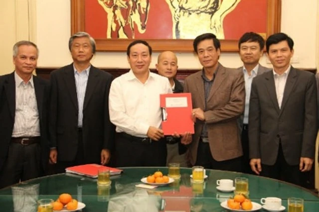 Đinh Ngọc Hệ, nguyên Phó Tổng Giám đốc Tổng Công ty Thái Sơn (đứng giữa, hàng sau), tại một buổi lễ ký kết hợp đồng. (Ảnh: Mt.gov.vn)