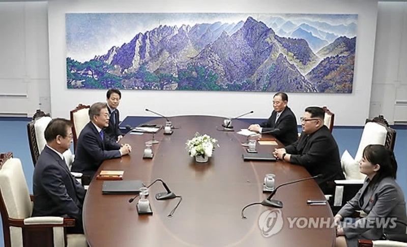 Hai nhà lãnh đạo đã hội đàm tại Nhà Hòa bình ở phía nam làng đình chiến Panmunjom, trước thềm Hội nghị thượng đỉnh liên Triều, ngày 27-4. (Ảnh: Yonhap)