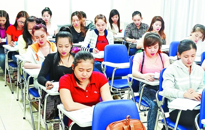 Lớp học tiếng Hàn và kỹ năng hòa nhập xã hội tại Trung tâm tư vấn, hỗ trợ hôn nhân và gia đình (TP Hồ Chí Minh).