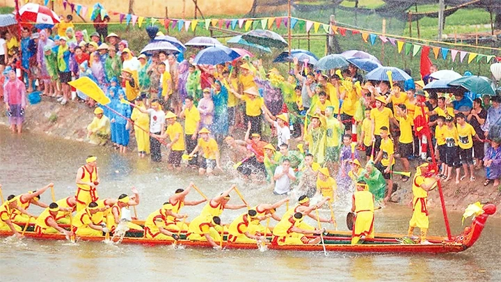 Hội đua thuyền làng Ðăm