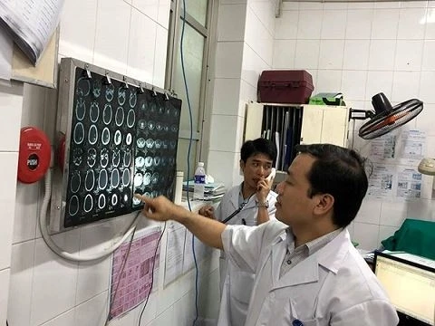 Các bác sĩ Bệnh viện Việt Đức hội chẩn cấp cứu cho bệnh nhân.