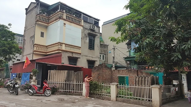 Phần đất diện tích 30 m2 (sau hàng rào trắng) của gia đình bà Nguyễn Thị Ngọc vẫn bị coi là tranh chấp dù đã có quyết định chính thức của UBND TP Hà Nội.