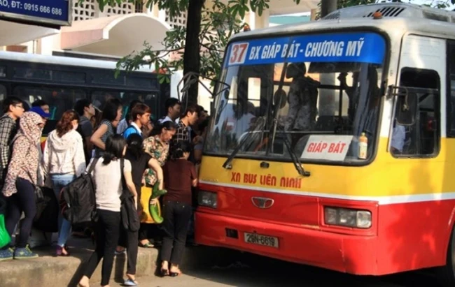 Nâng cao chất lượng xe buýt là cách hữu hiệu kết nối nội thành với ngoại thành.
