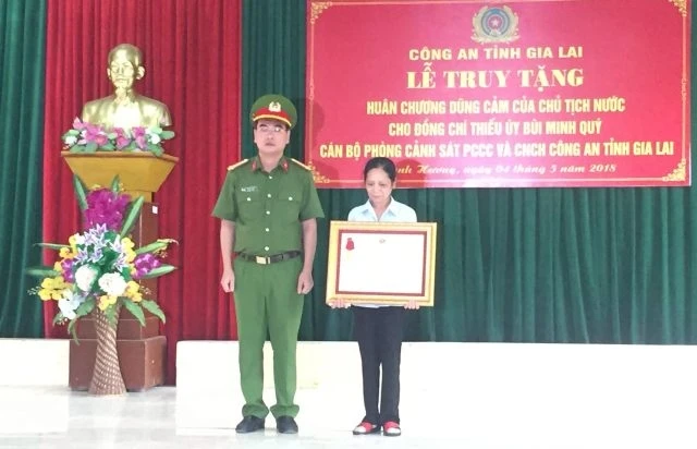 Đồng chí Phạm Hữu Trường, Phó Giám đốc Công an tỉnh Gia Lai trao Huy chương Dũng cảm của Chủ tịch nước cho thân nhân đồng chí Quý.