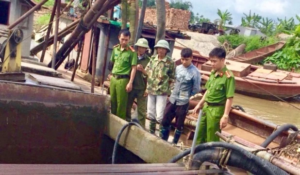 Kiểm tra, bắt giữ tàu khai thác cát trái phép trên sông Luộc.