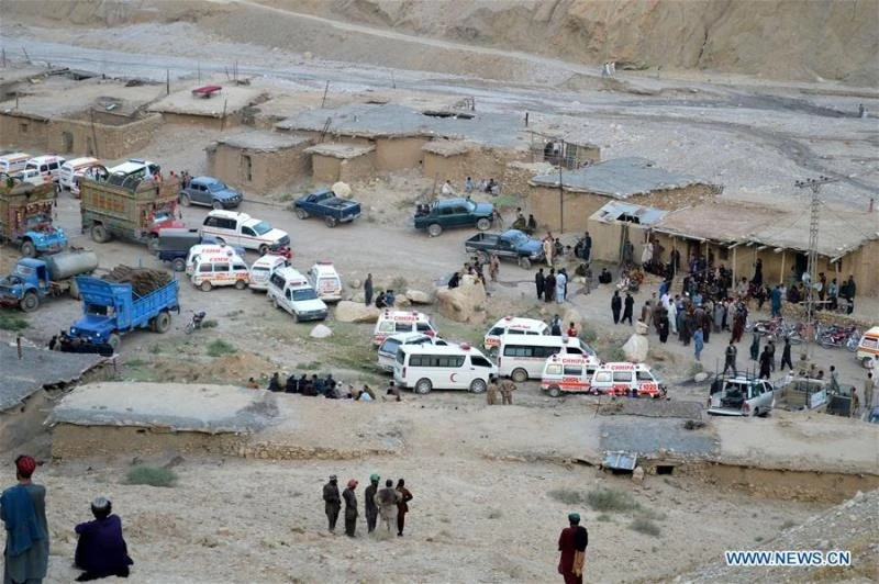 Xe cứu thương có mặt bên ngoài mỏ than bị sập tại Pir Ismail, Marwar, ngày 5-5. (Ảnh: Tân Hoa xã)