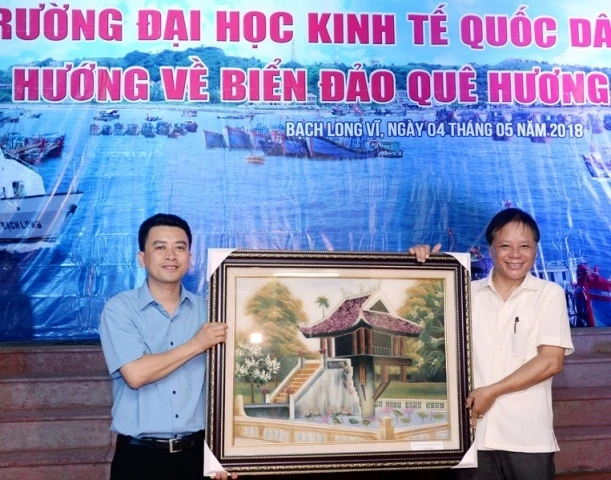 Chủ tịch Hội đồng Trường ĐHKTQD Nguyễn Thanh Hà trao quà cho Bí thư Huyện ủy, Chủ tịch UBND huyện Bạch Long Vĩ.