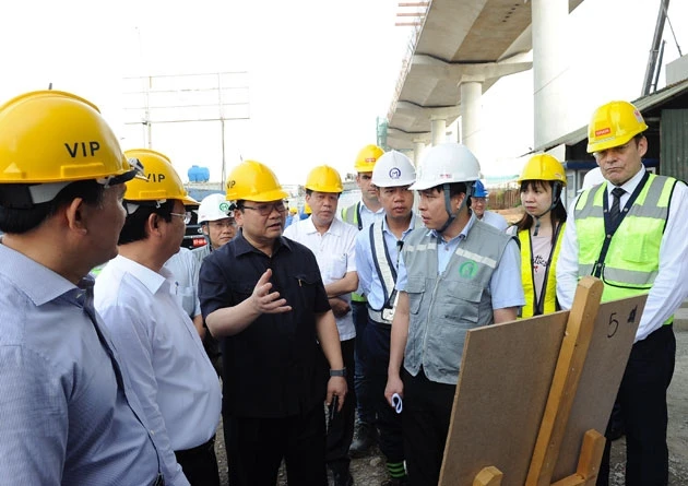 Bí thư Thành ủy Hoàng Trung Hải kiểm tra tiến độ xây dựng Công trình đường sắt trên cao đoạn Nhổn - ga Hà Nội tại nhà ga S8.
