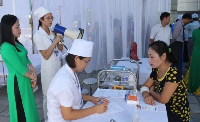 Trung tâm Kiểm soát và Phòng chống bệnh tật tỉnh Bắc Giang tư vấn phòng ngừa bệnh dại cho người dân.