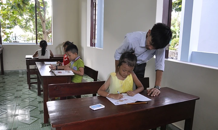 Giờ dạy ghép lớp mầm non và tiểu học của thầy giáo Đồng Minh Hiệp, Trường tiểu học thị trấn Trường Sa.