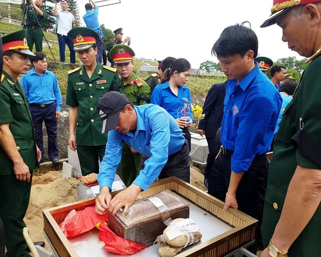 Đưa các anh về lòng đất mẹ.