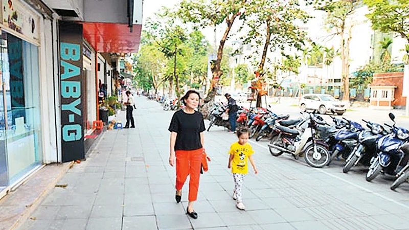 Tuyến phố Bà Triệu, quận Hai Bà Trưng thông thoáng và sạch đẹp nhờ sự vào cuộc tích cực của chính quyền và người dân. Ảnh: VÂN NHI