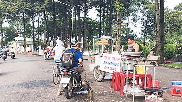 Hàng quán "bao vây" Công viên Gia Ðịnh (Phú Nhuận).