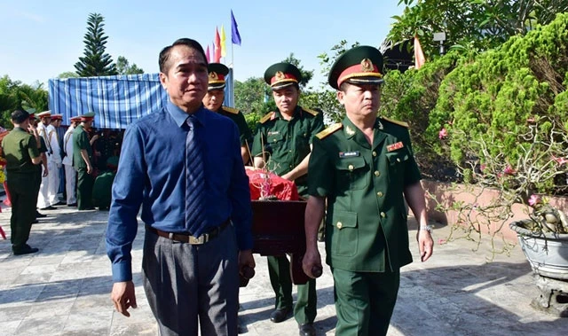 Lãnh đạo Tỉnh ủy TT-Huế và Ban Công tác đặc biệt của Chính phủ đưa hài cốt các liệt sĩ về nơi an nghỉ cuối cùng.