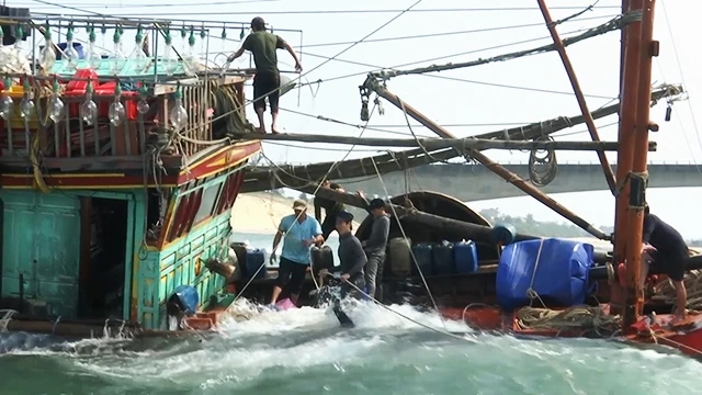 Tàu cá QB 92159 TS mắc cạn tại cửa biển cảng Cửa Tùng, huyện Vĩnh Linh (Quảng Trị).
