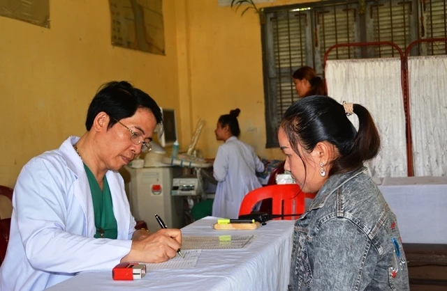 Bác sĩ Lê Bá Hùng khám bệnh cho bệnh nhân Campuchia.