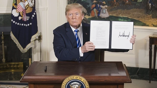 Tổng thống Mỹ Donald Trump công bố bản ghi nhớ về rút khỏi JCPOA. Ảnh: EPA
