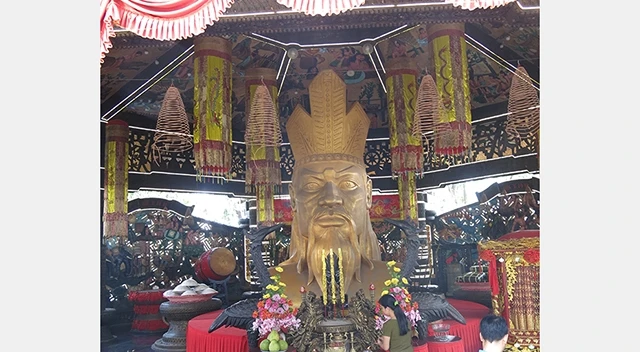 Cần thống nhất hình tượng về Quốc Tổ Hùng Vương để tạo quy chuẩn xây dựng các công trình tượng đài. Trong ảnh: Tượng 18 Vua Hùng tại Công viên Ðồng Xanh (TP Plây Cu, Gia Lai).