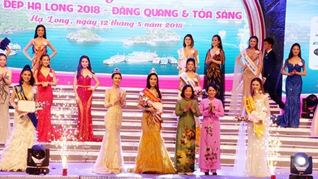 Ban tổ chức trao danh hiệu Người đẹp Hạ Long cho thí sính Nguyễn Phương Anh