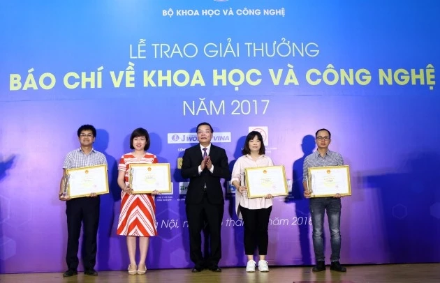 Bộ trưởng KH và CN Chu Ngọc Anh trao giải nhất cho các tác giả.