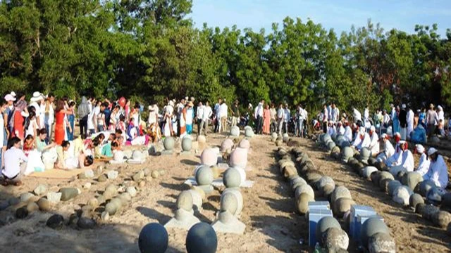 Nghi thức tảo mộ trong Lễ hội Ramưwan của đồng bào Chăm theo đạo Bà ni ở xã Xuân Hải, huyện Ninh Hải.