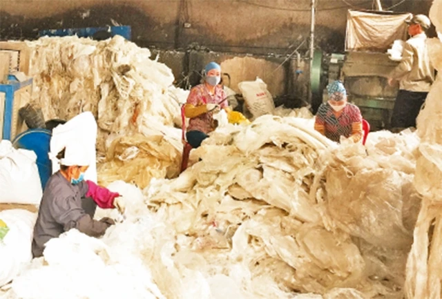 Hoạt động tái chế nhựa ở làng nghề Minh Khai, thị trấn Như Quỳnh (huyện Văn Lâm, tỉnh Hưng Yên).