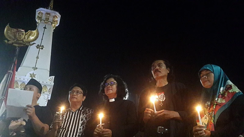 Người dân Yogyakarta cầu nguyện cho các nạn nhân trong vụ khủng bố liên hoàn ở Surabaya (ảnh: Jakartapost).