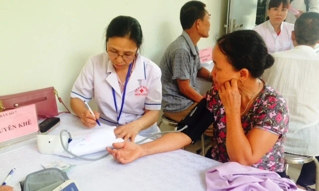 Các y bác sĩ Bệnh viện Tim Hà Nội, Trung tâm Y tế huyện Đông Anh đo huyết áp, sàng lọc huyết áp cho người dân trên địa bàn.