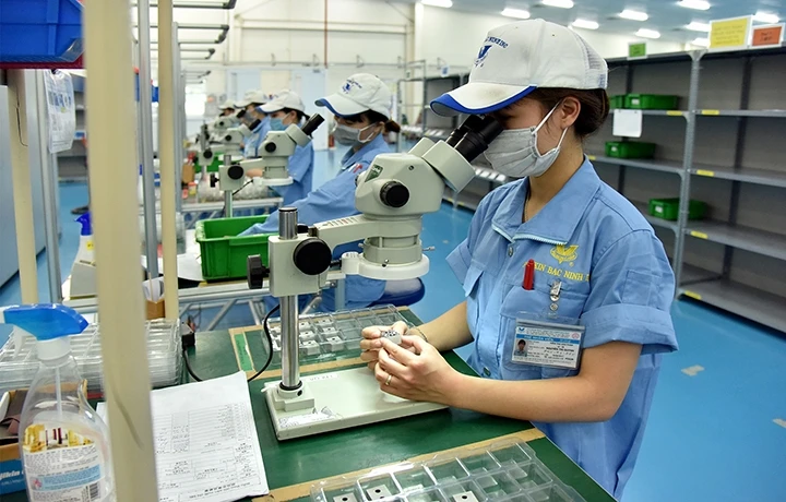 Sản xuất linh kiện kiểm soát lưu lượng chính xác dùng trong ngành công nghiệp bán dẫn, hóa dầu và y tế tại Công ty TNHH Fujikin Bắc Ninh (Khu công nghiệp VSIP, thị xã Từ Sơn, tỉnh Bắc Ninh). Ảnh: ĐĂN