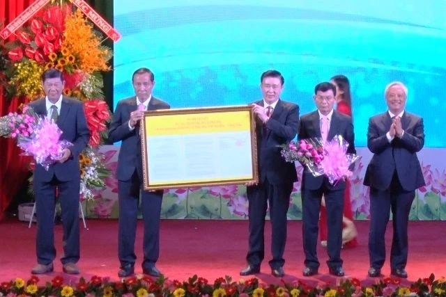 Đồng chí Uông Chu Lưu trao Nghị quyết của Ủy ban Thường vụ Quốc hội về việc thành lập thị xã Phú Mỹ cho lãnh đạo huyện Tân Thành.