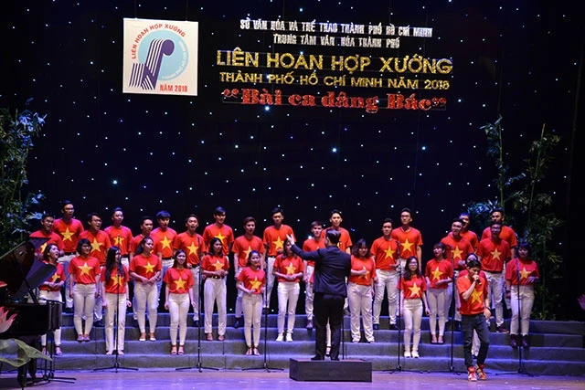 Tiết mục "Xinh tươi Việt Nam" của đơn vị Trung tâm Văn hóa quận 1 - một trong hai tiết mục đoạt giải nhất liên hoan.