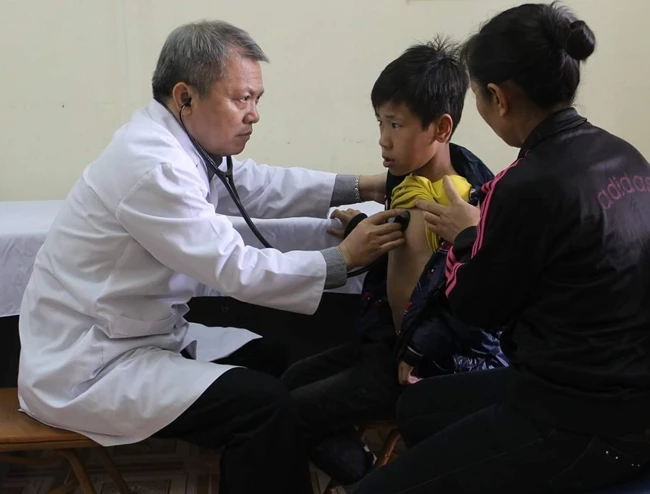 GS, TS Lê Ngọc Thành, Giám đốc Bệnh viện E khám sàng lọc tim bẩm sinh cho trẻ.