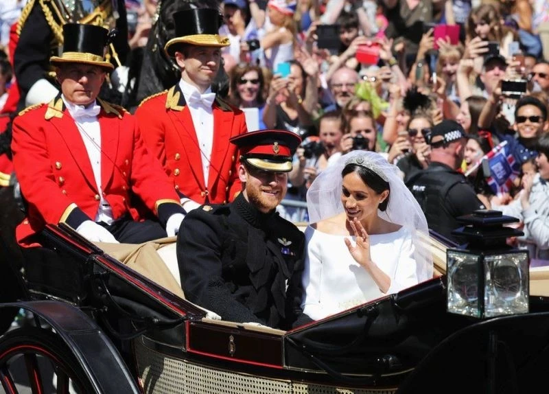 Công nương xứ Sussex vẫy chào những người đến chúc mừng đám cưới. (Ảnh: Reuters)