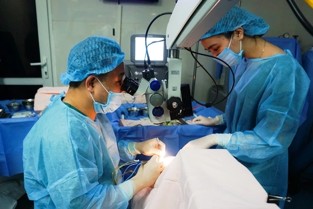Người bệnh cần được khám chuyên sâu trước phẫu thuật tật khúc xạ