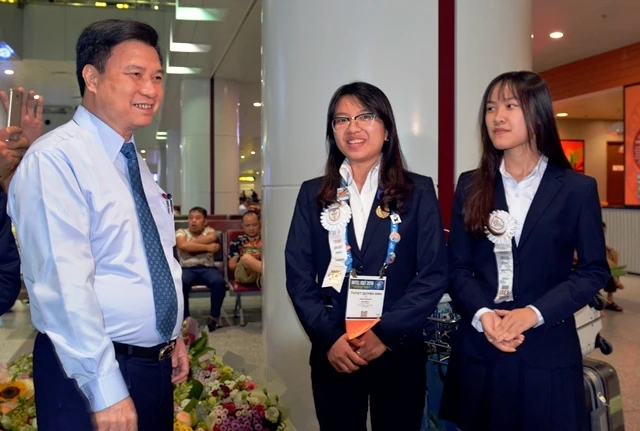 Thứ trưởng Bộ GD-ĐT Nguyễn Hữu Độ chúc mừng học sinh đoạt giải tại Intel ISEF 2018. 